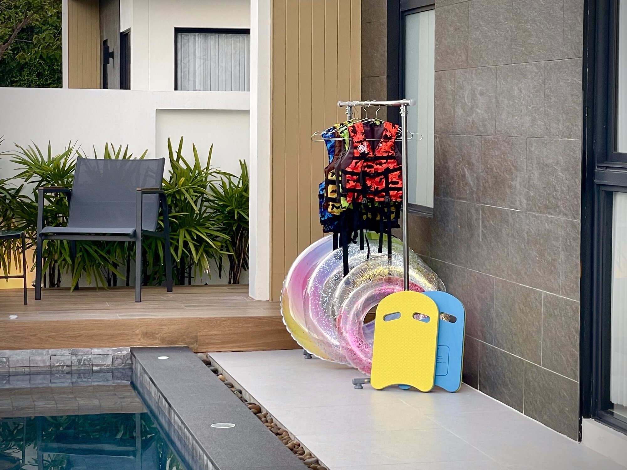 Pool deck with floats